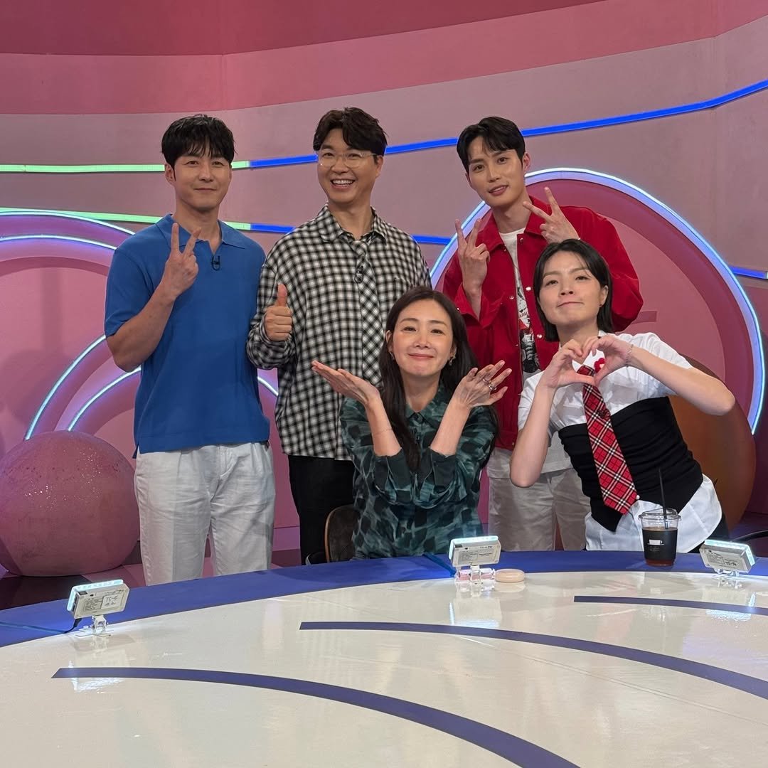 Photo by 안영미 on September 09, 2025. May be an image of 5 people, television, newsroom and text.