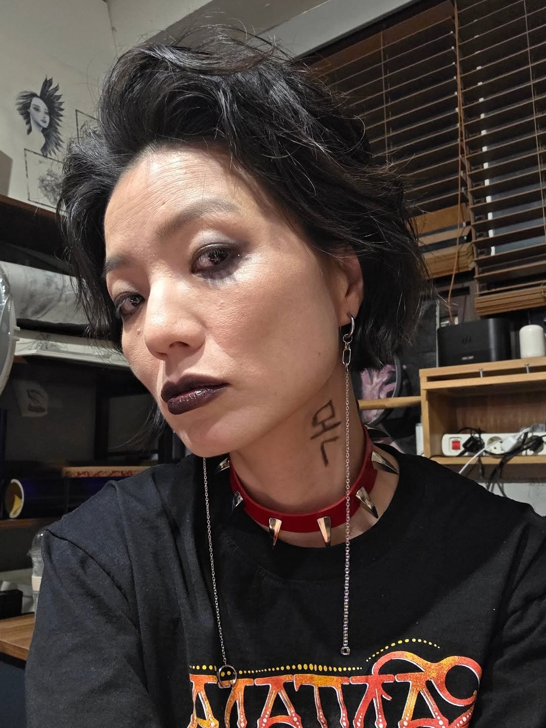 Photo by 안영미 on September 10, 2025. May be an image of 1 person, lipstick, makeup, necklace, bolo tie and text.