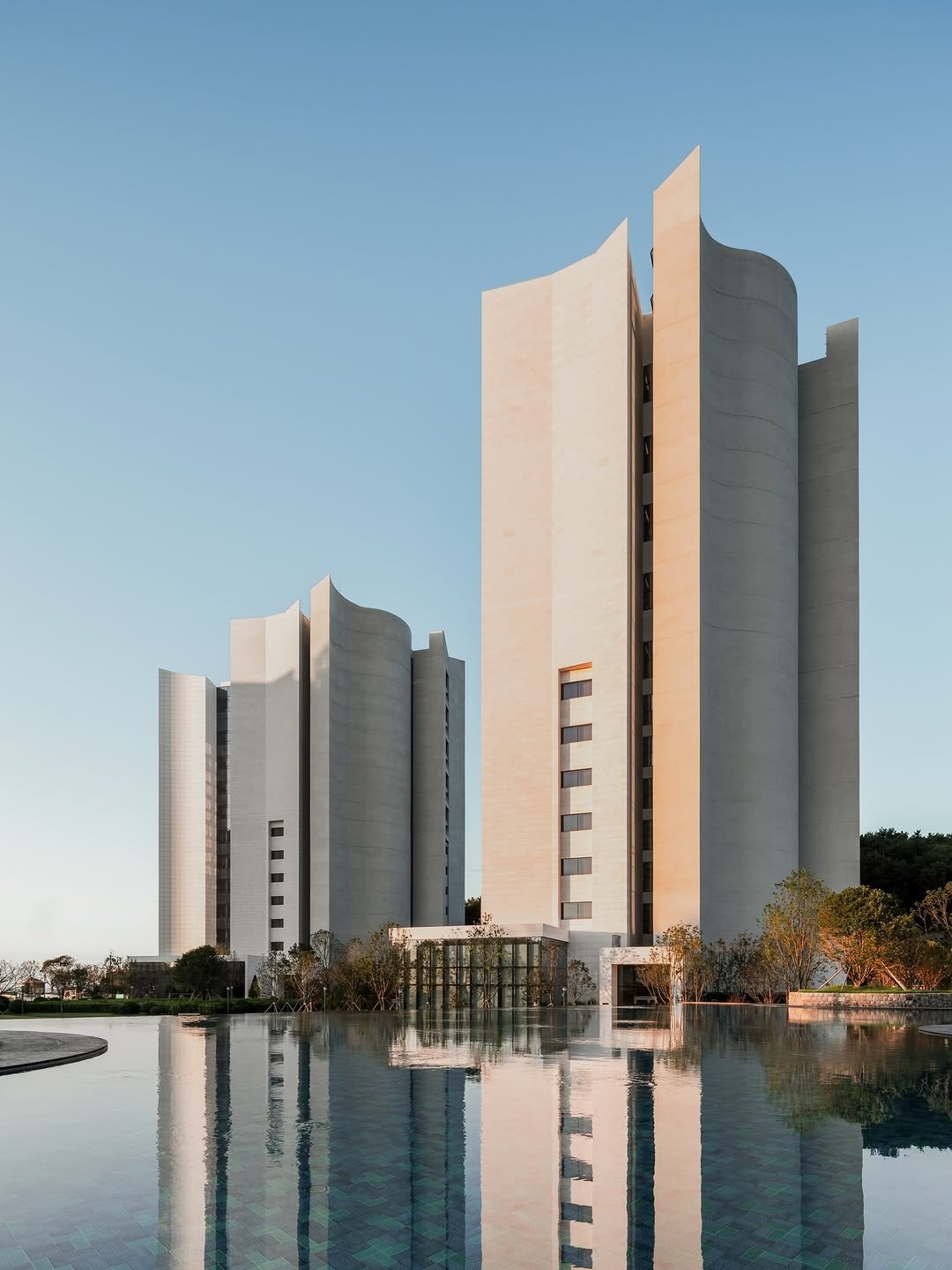 ananti.hotels 게시물 이미지: Curves that follow their own rhythm.
Reflected...