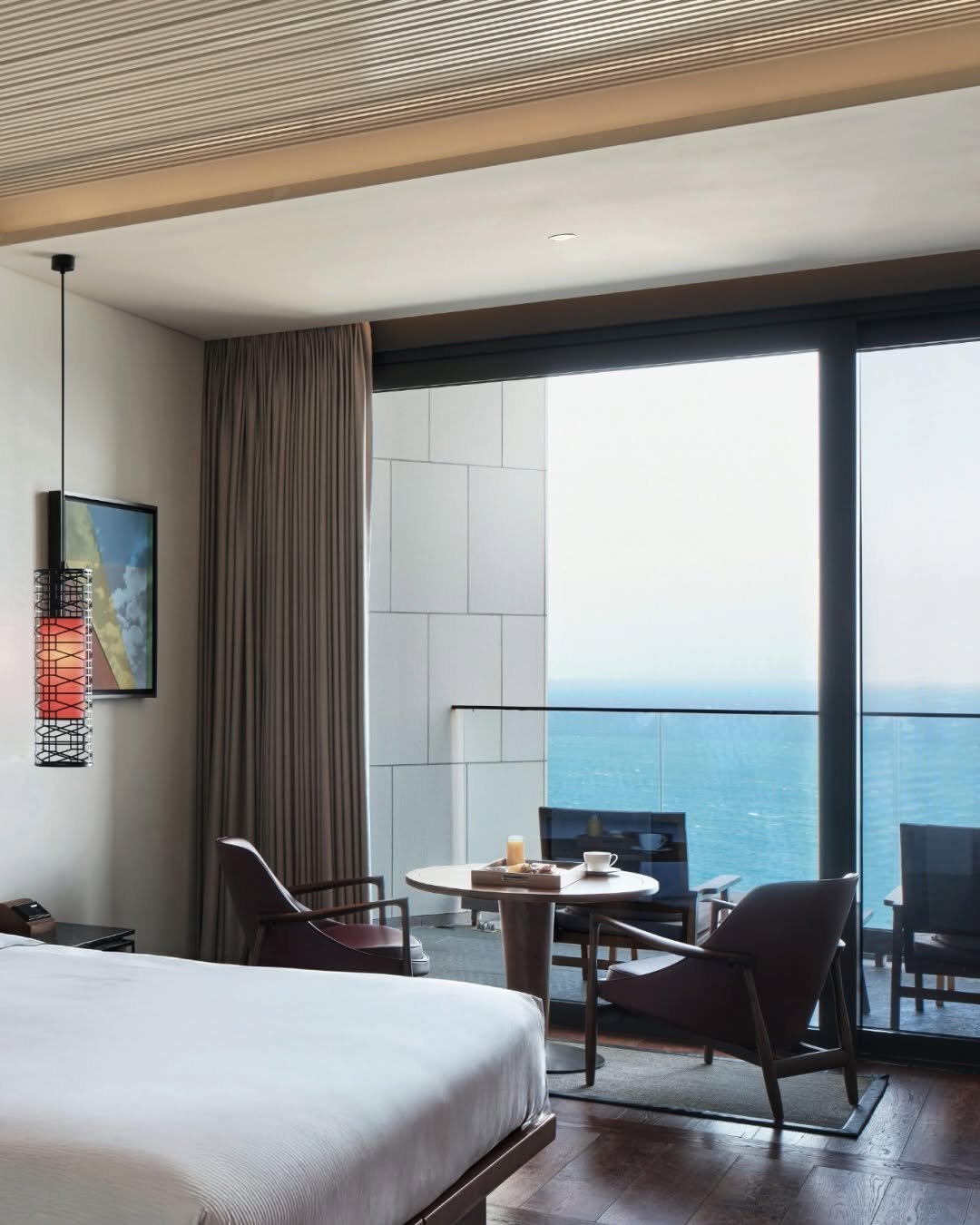 ananti.hotels 게시물 이미지: Facing the wide open ocean,
rest feels...