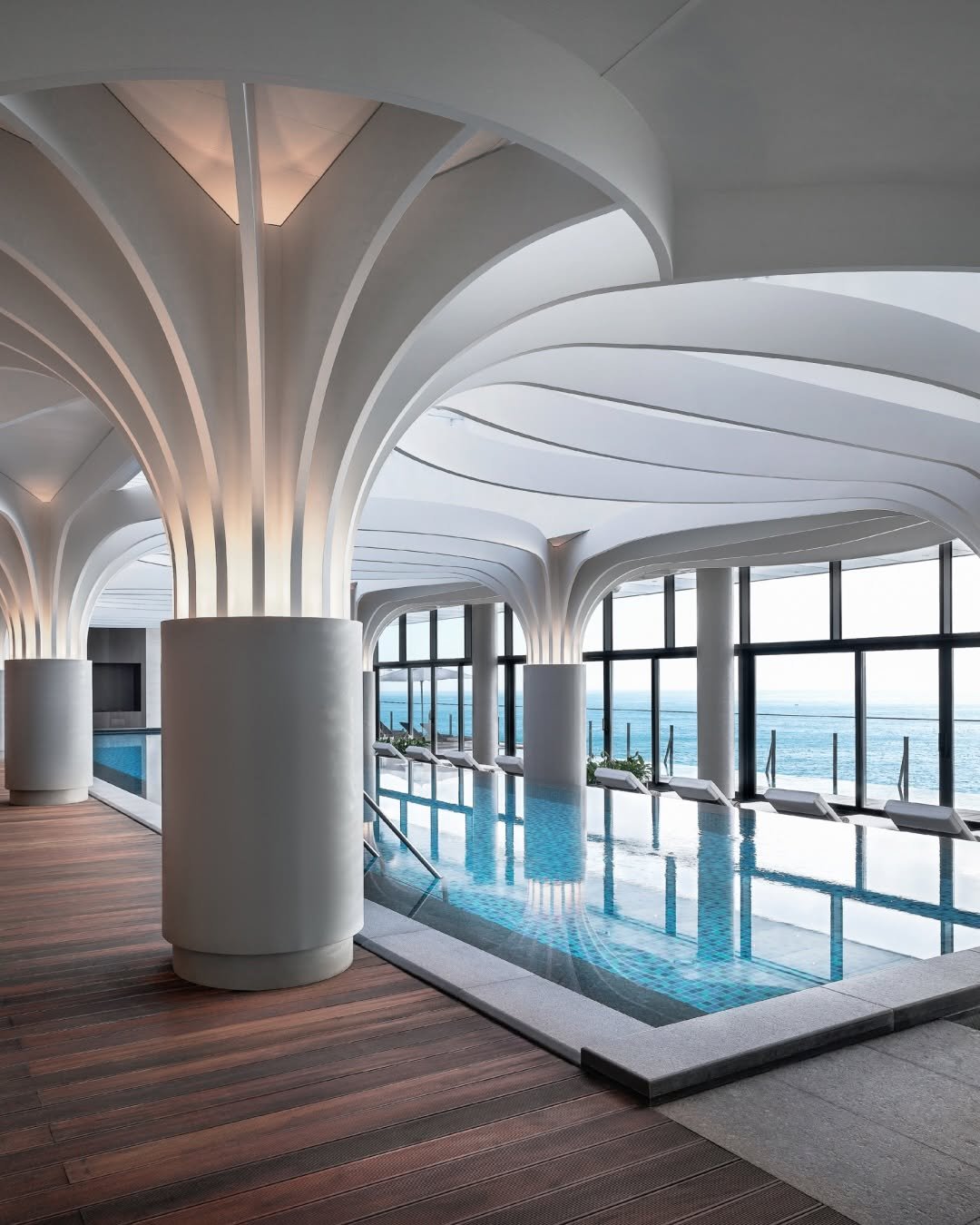 ananti.hotels 게시물 이미지: Curves that shape the space,
and the ocean...