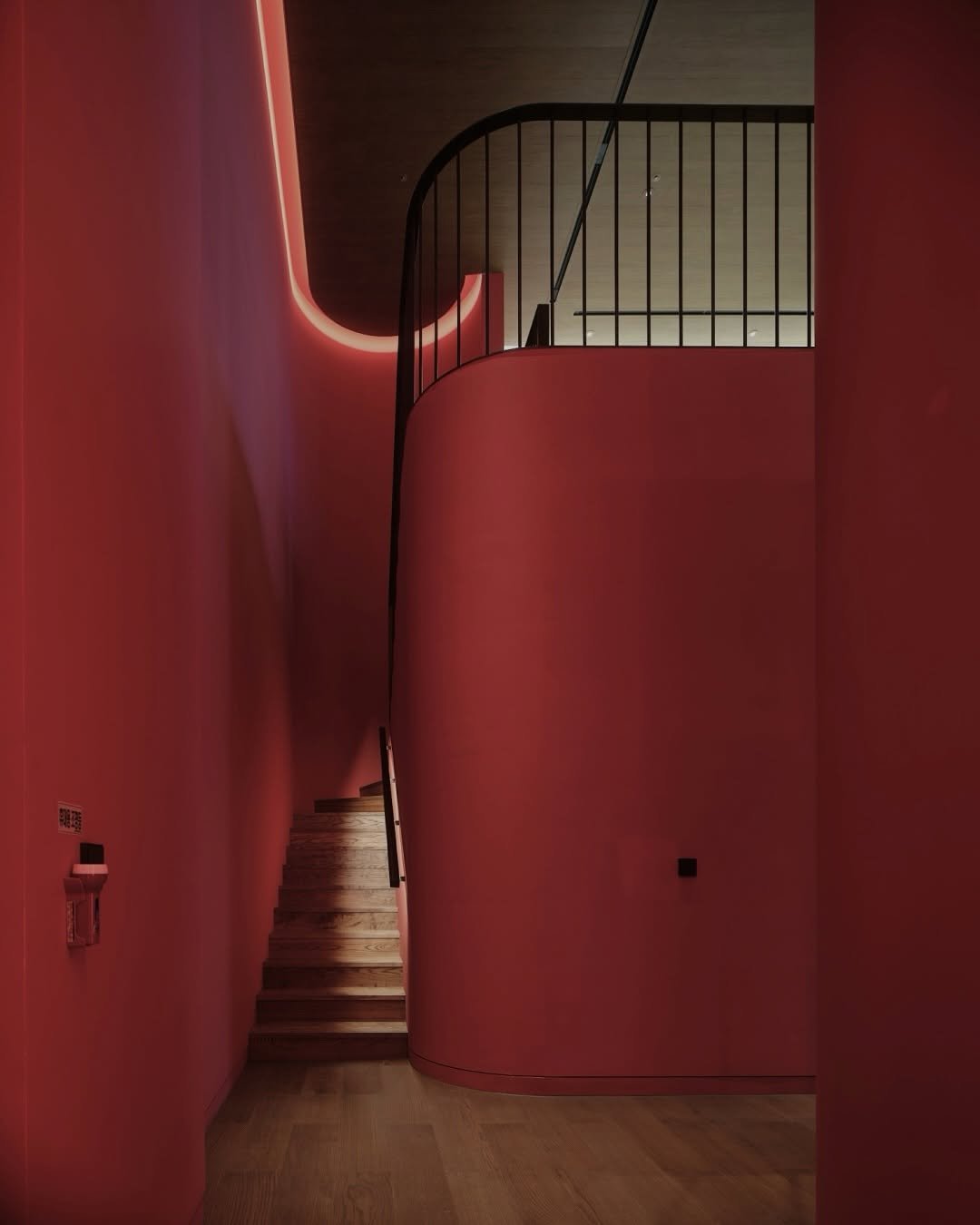 ananti.hotels 게시물 이미지: Vivid red flows through the space, 
while the...