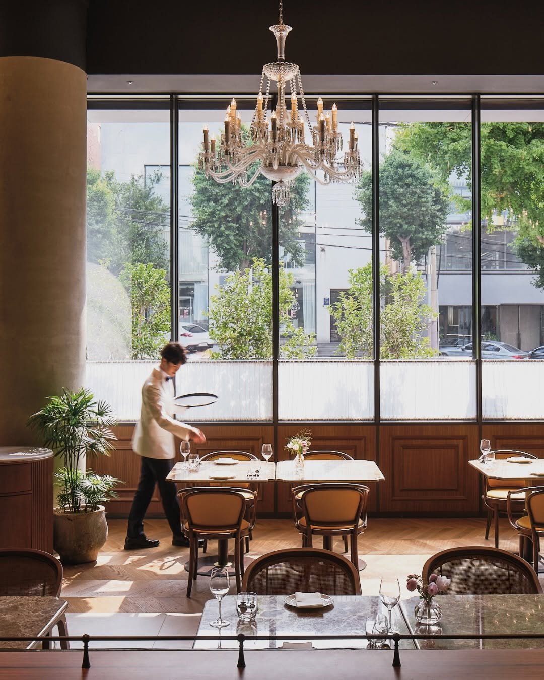 ananti.hotels 게시물 이미지: Sunlight resting by the window,
a quiet moment...