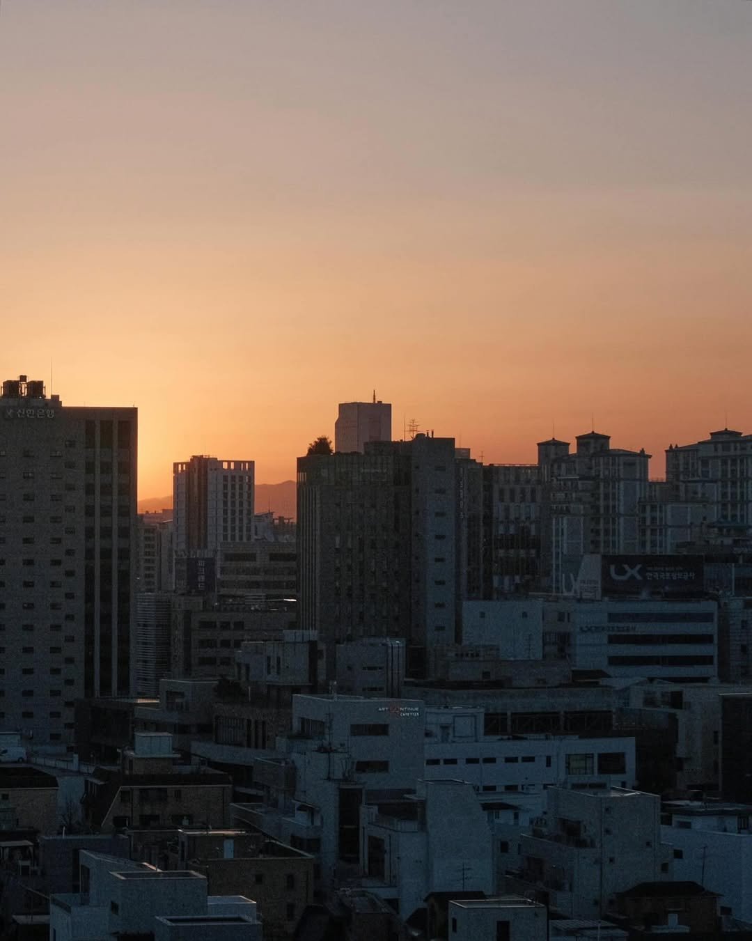 ananti_life 게시물 이미지: 노을이 도시를 덮는 순간,
창 하나를 사이에 두고
서울의 일몰을 가장...