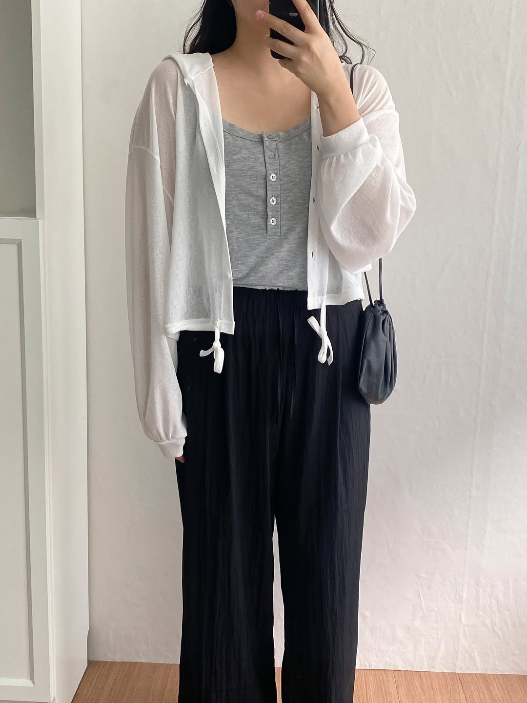 Photo by 엔드데이 | 66-77사이즈 데일리룩 쇼핑몰 on July 24, 2025. May be an image of 1 person, sleepwear, cardigan, sweatpants, drawstring and text.