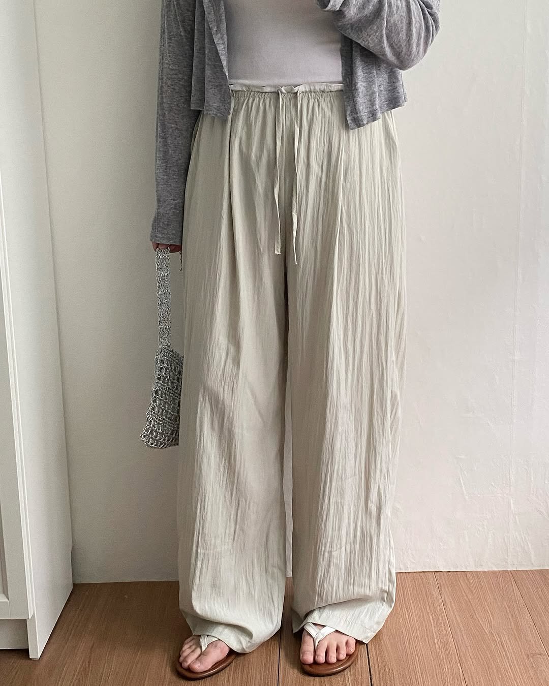 Photo by 엔드데이 | 66-77사이즈 데일리룩 쇼핑몰 on July 18, 2025. May be an image of 1 person, sweatpants, cardigan and text.