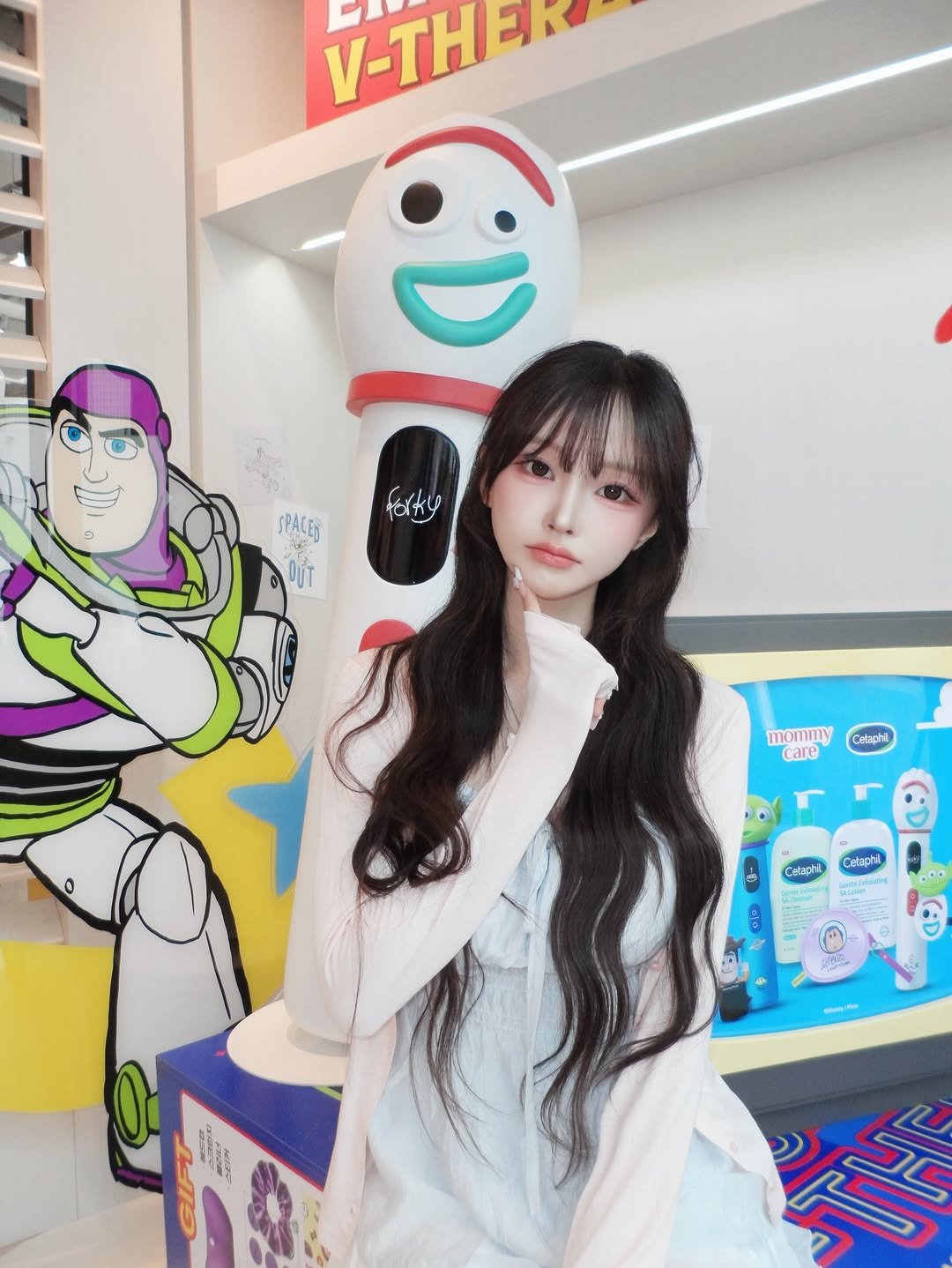 anda.channel 게시물 이미지: 마미케어 X 토이스토리 팝업 다녀왔오요 🚂🪀
 
제가 애정하는 브이쎄라는 버즈,...