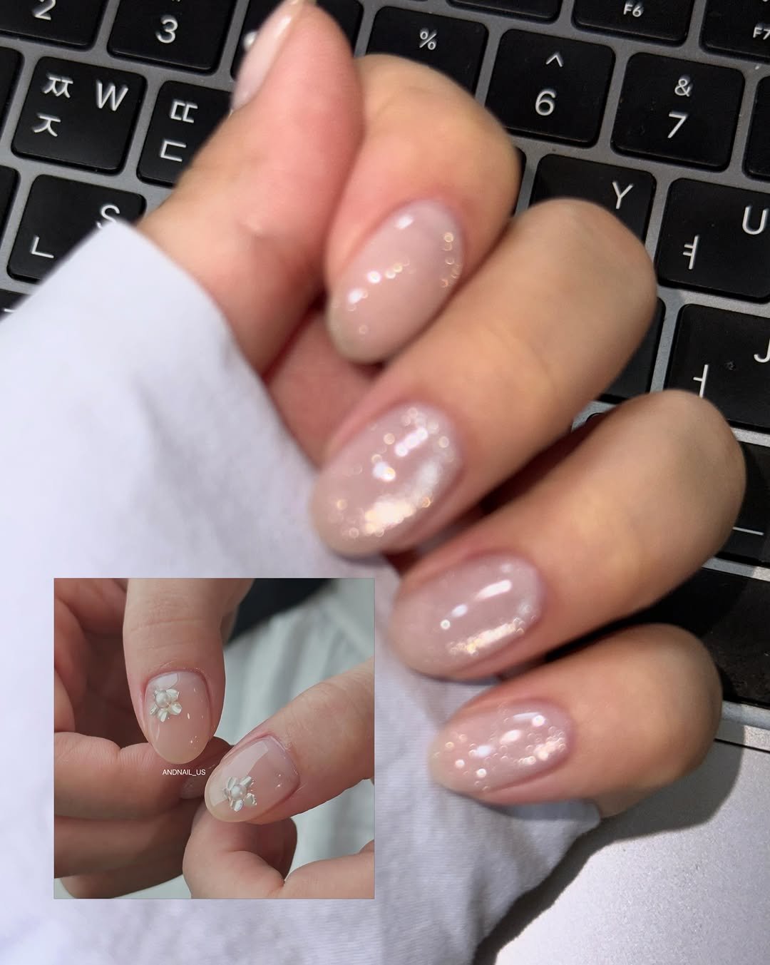 andnail_us 게시물 이미지: 은째님이 후기사진으로 찍어준 사진에 엄지 포인트 얹기 〰️🤍
꽃 포인트는 한손...