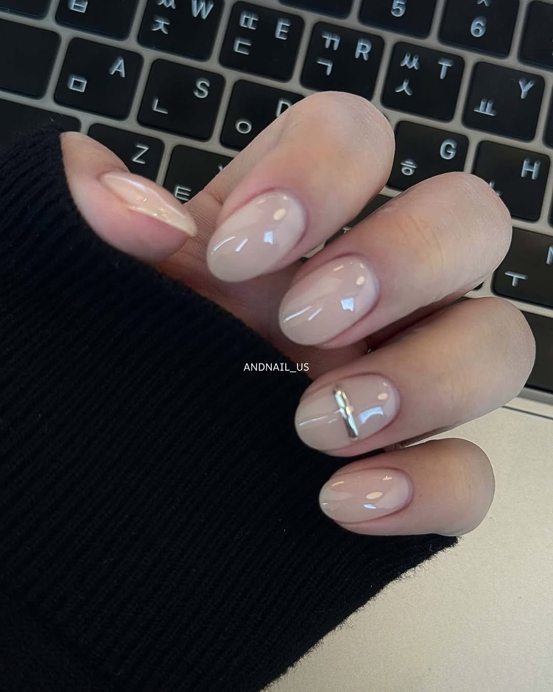 andnail_us 게시물 이미지: 앤듀넬 전속 사진기사 은째님,, 이번사진 분위기 뭔데... 🖤
누드톤에 실버파우더...