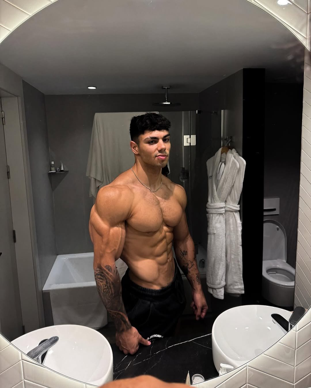 Photo by Andoni 🧬 on September 06, 2025. May be a selfie of one or more people, biceps and people bodybuilding.
