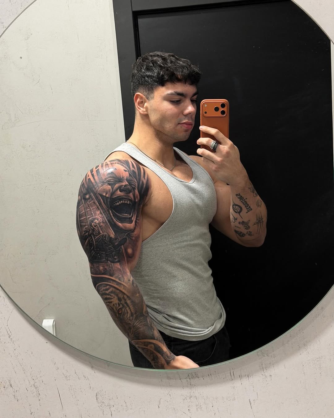 Photo shared by Andoni 🧬 on November 27, 2025 tagging @abetancourthink, and @skinksoul. May be a selfie of one or more people, tattoo, biceps, people bodybuilding and text.