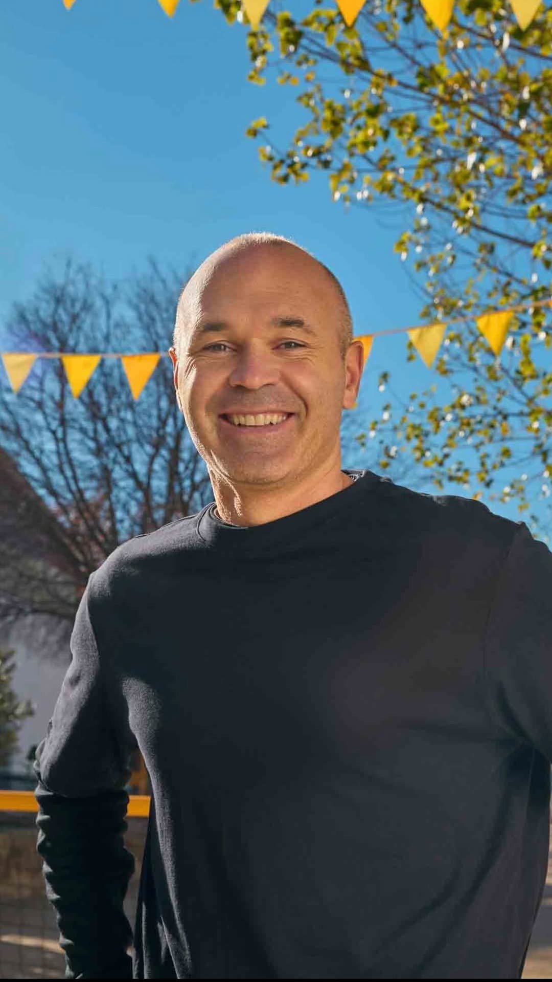 andresiniesta8 게시물 이미지: Welcome to Fuentealbilla! 

@laliga football...