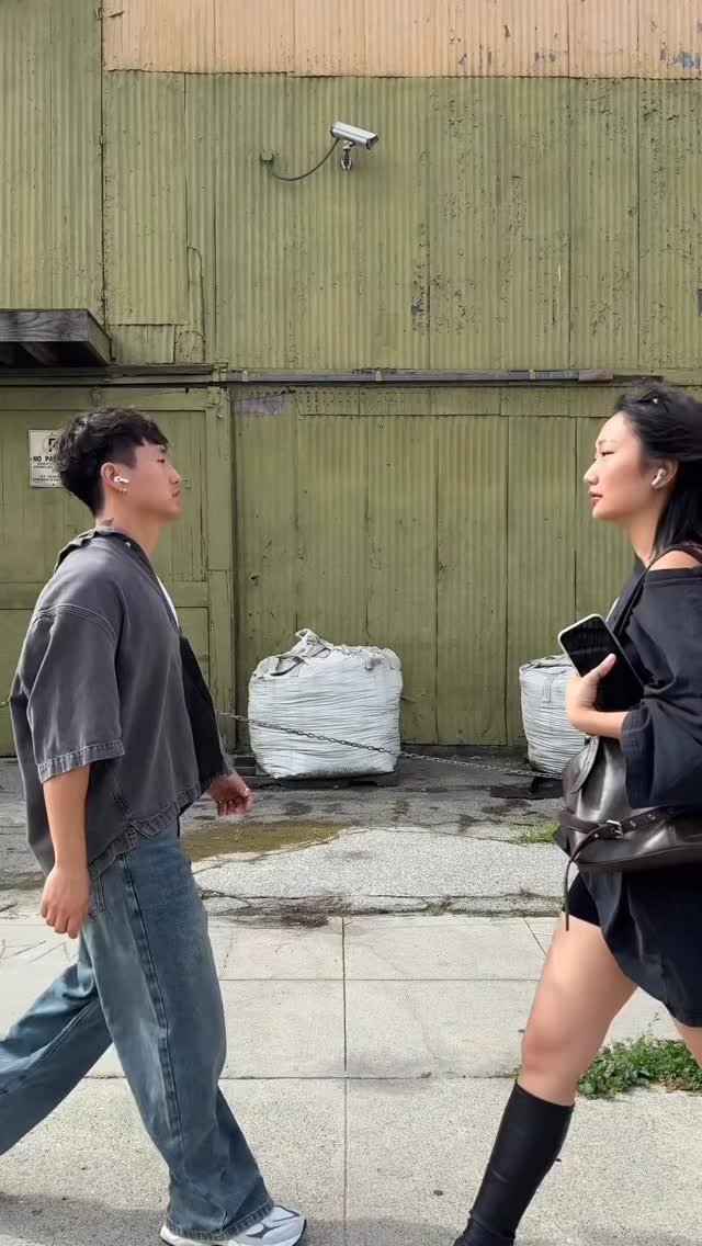 andy.and.michelle 게시물 이미지: AirPod switch 🥰 #couple #reels