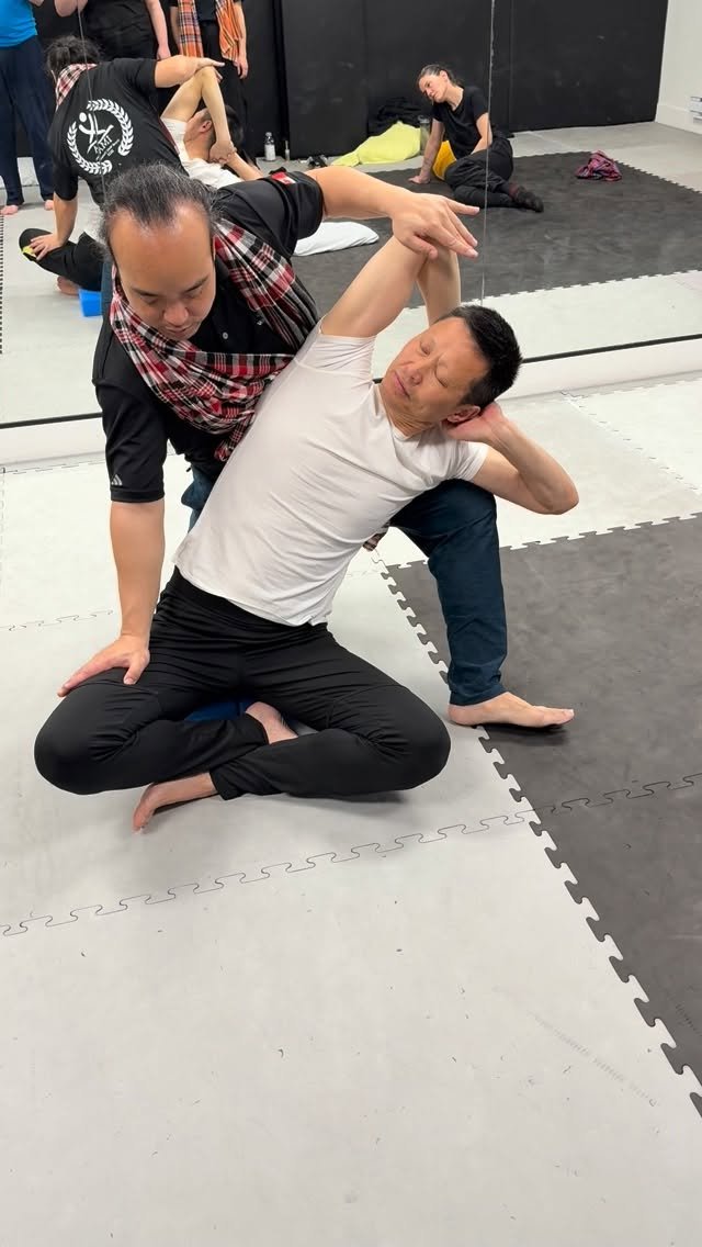 andy.wellness 게시물 이미지: Arrow Thai stretch from World massage champion...