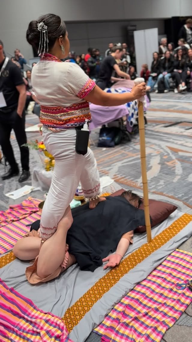andy.wellness 게시물 이미지: Leg stretching and back massage with the feet...