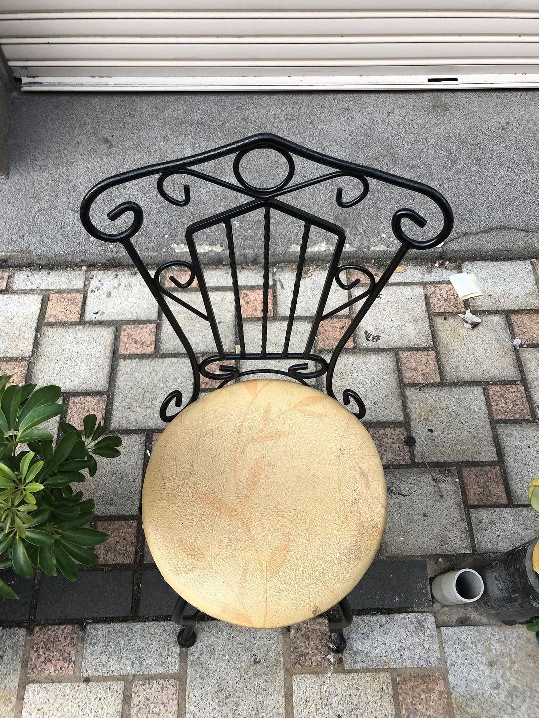 Photo by 안은빈 | Eunbin Ahn on December 15, 2025. May be an image of armchair, footstool, chair and text.