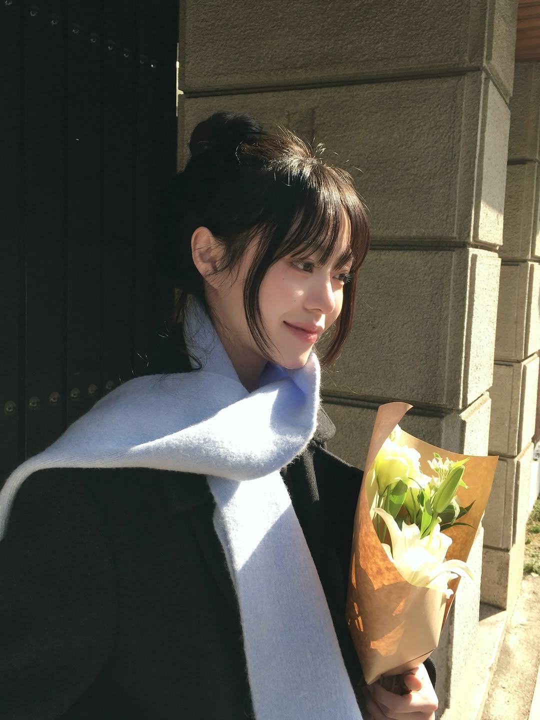 Photo by 안은빈 | Eunbin Ahn on November 30, 2025. May be an image of duffle coat, overcoat, turtleneck, parka, cloak, baby's-breath, prairie gentian, white lily and text.