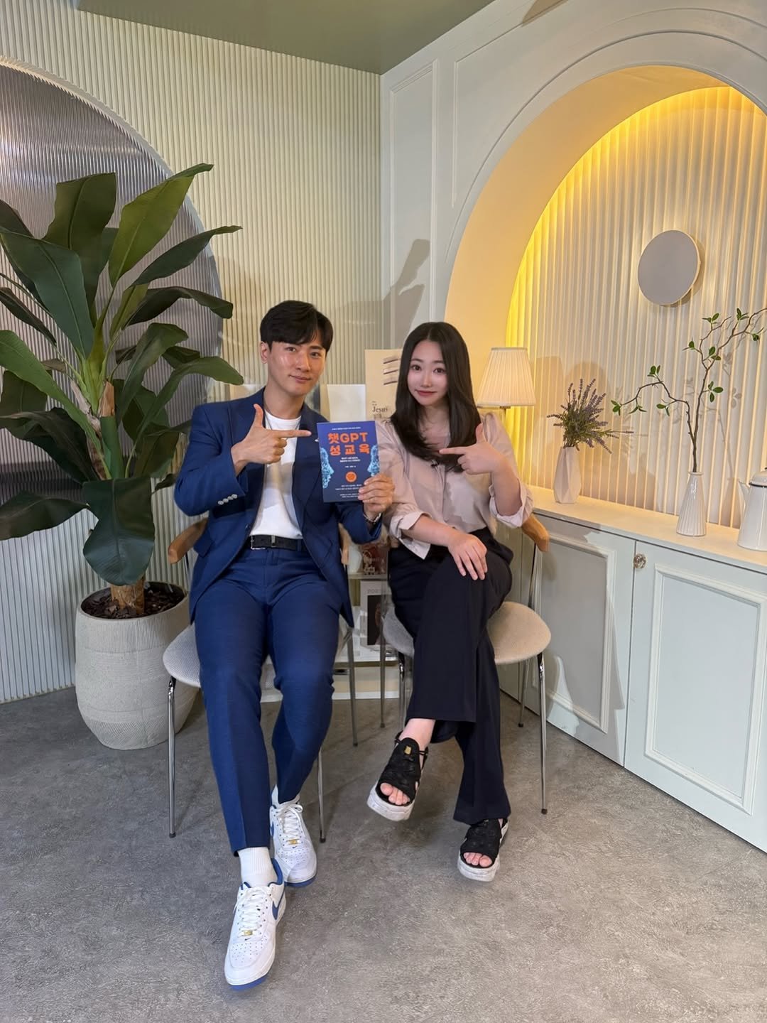 Photo by 김가현 | 뉴즈 CEO on September 14, 2025. May be an image of 2 people, cornflower and text that says '受GP 立'.