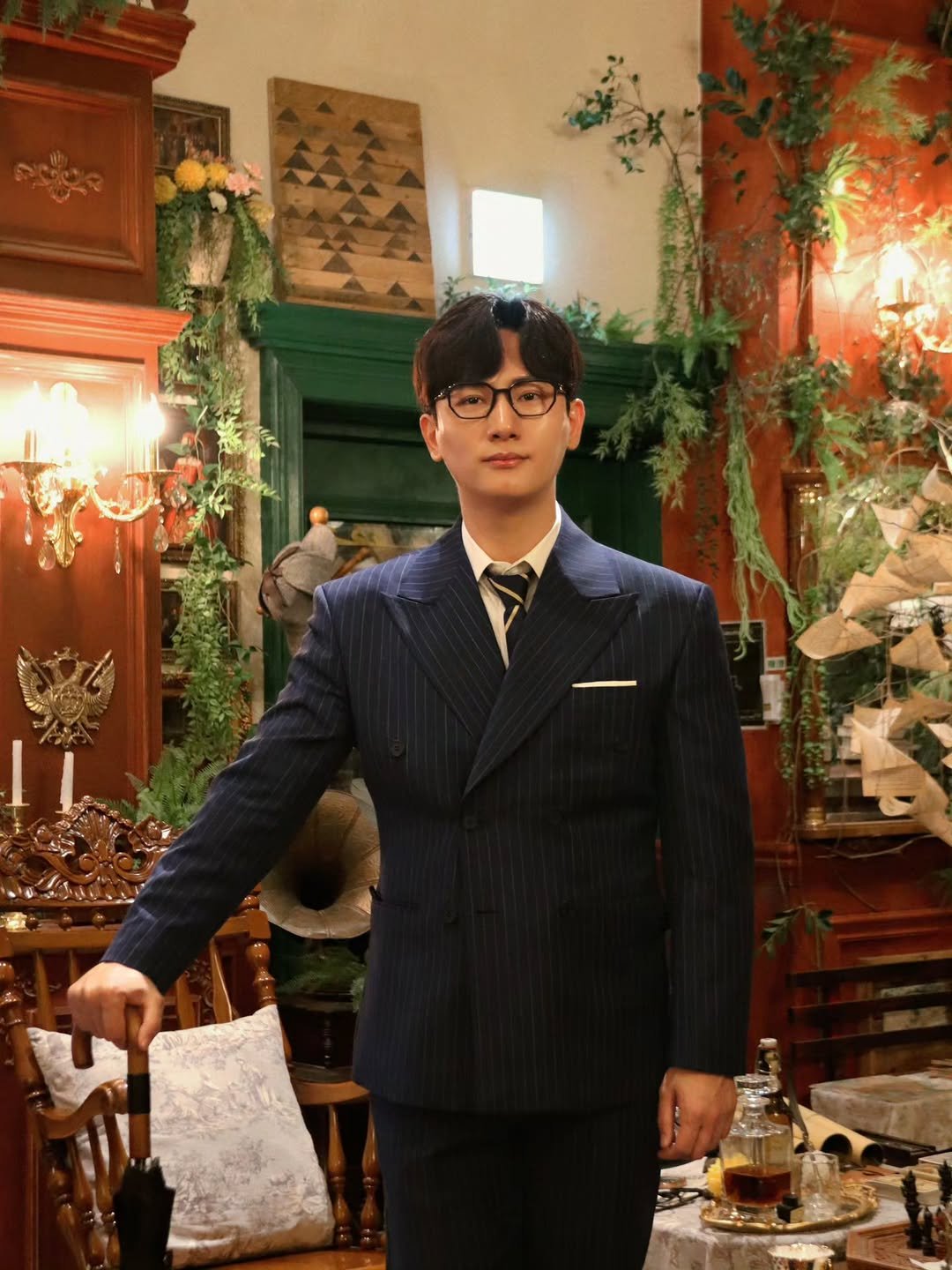 Photo shared by 성교육강사 이석원/자주스쿨 대표/베스트셀러 작가 on December 09, 2025 tagging @angelminam, @giver_angelminam, and @0haridays. May be an image of duffle coat, wingtip shoes, bolo tie, suit, dinner jacket and text.