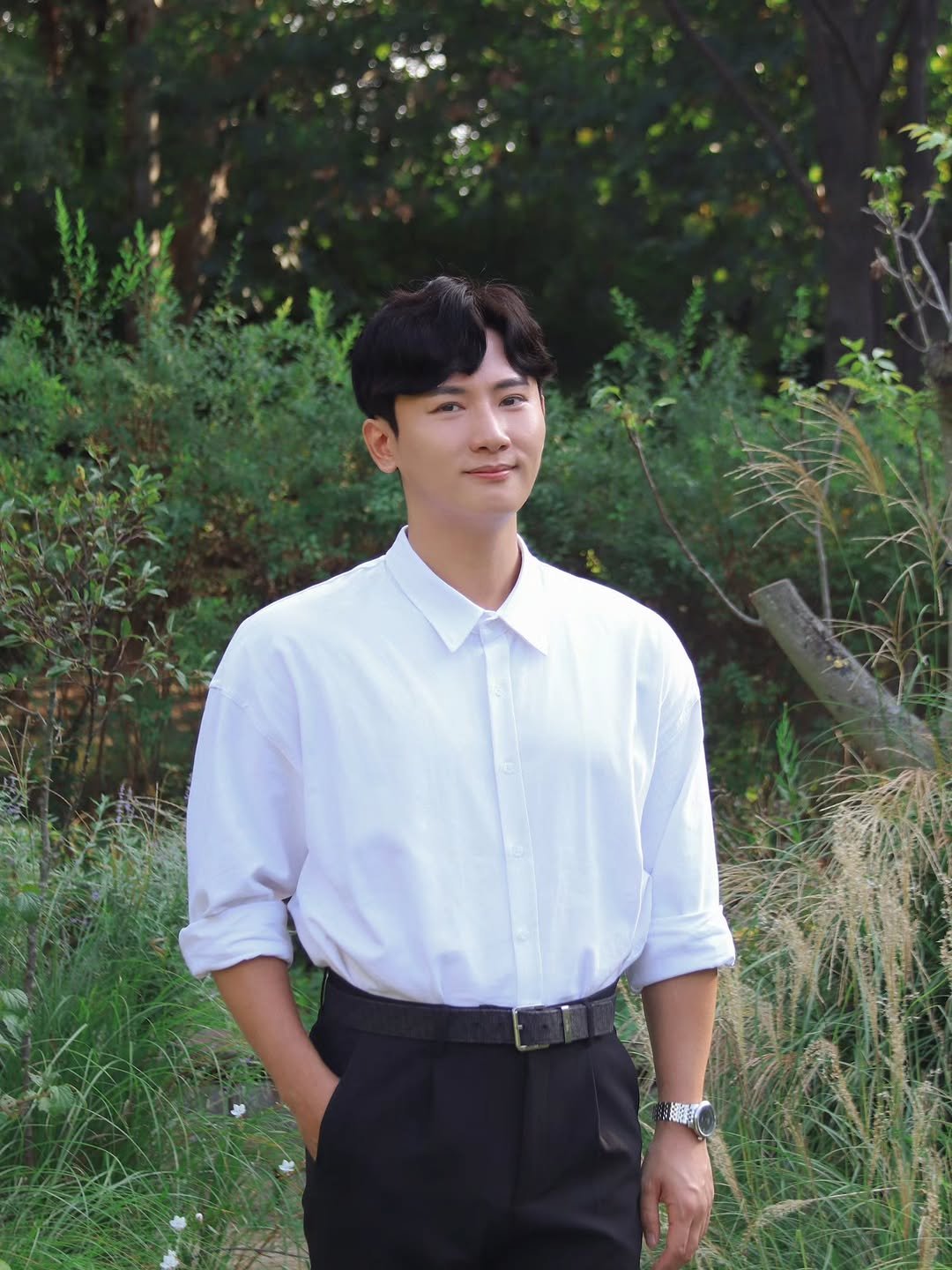 Photo shared by 성교육강사 이석원/자주스쿨 대표/베스트셀러 작가 on October 06, 2025 tagging @angelminam, @giver_angelminam, and @0haridays. May be an image of 1 person, bolo tie, outdoors and text.