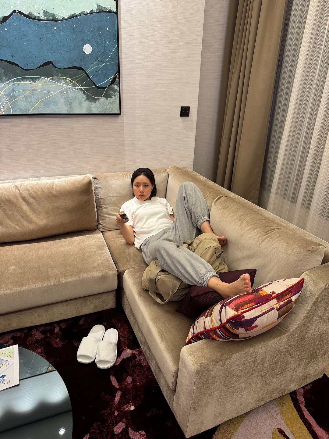 Photo by 앙꼬수지 on November 09, 2025. May be an image of beanbag chair, armchair, carpet, sofa, chaise lounge, living room, indoors and text.