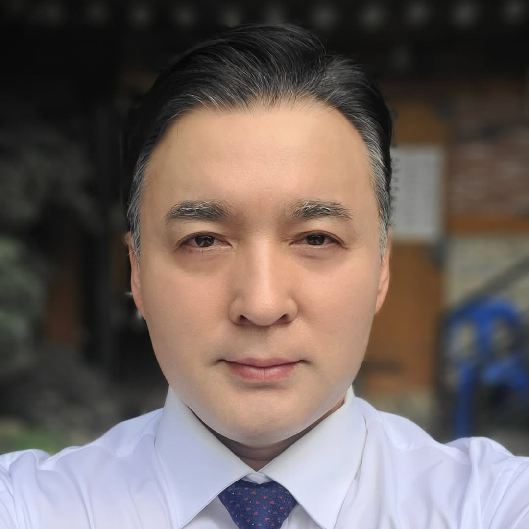 Photo by 안준하 on May 28, 2025. May be a selfie of one or more people and suit.
