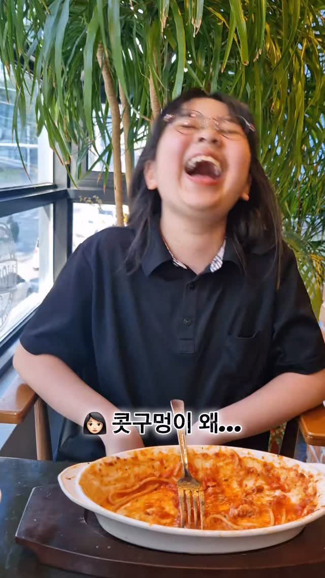 annemami5566 게시물 이미지: 오늘기분 안좋다고 
먹는걸로 좀 풀어야겠다고
스파게티 먹으러 가자는 이수

먹으면서...
