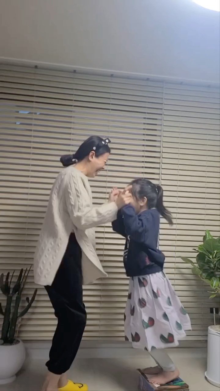 annemami5566 게시물 이미지: 쎄쎄쎄 챌린지 ㅋㅋ
#쎄쎄쎄 #엄마와딸