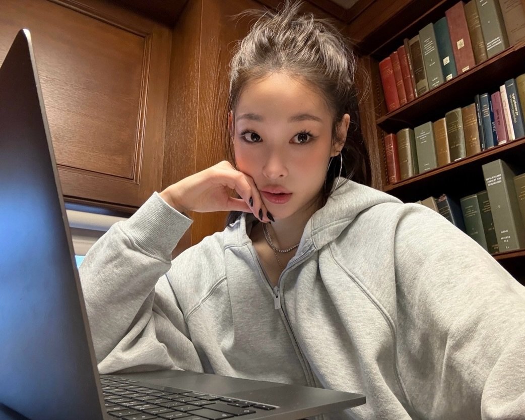 Photo by ANNIE on March 13, 2026. May be an image of one or more people, hair, people studying, bureau, laptop, office and text.