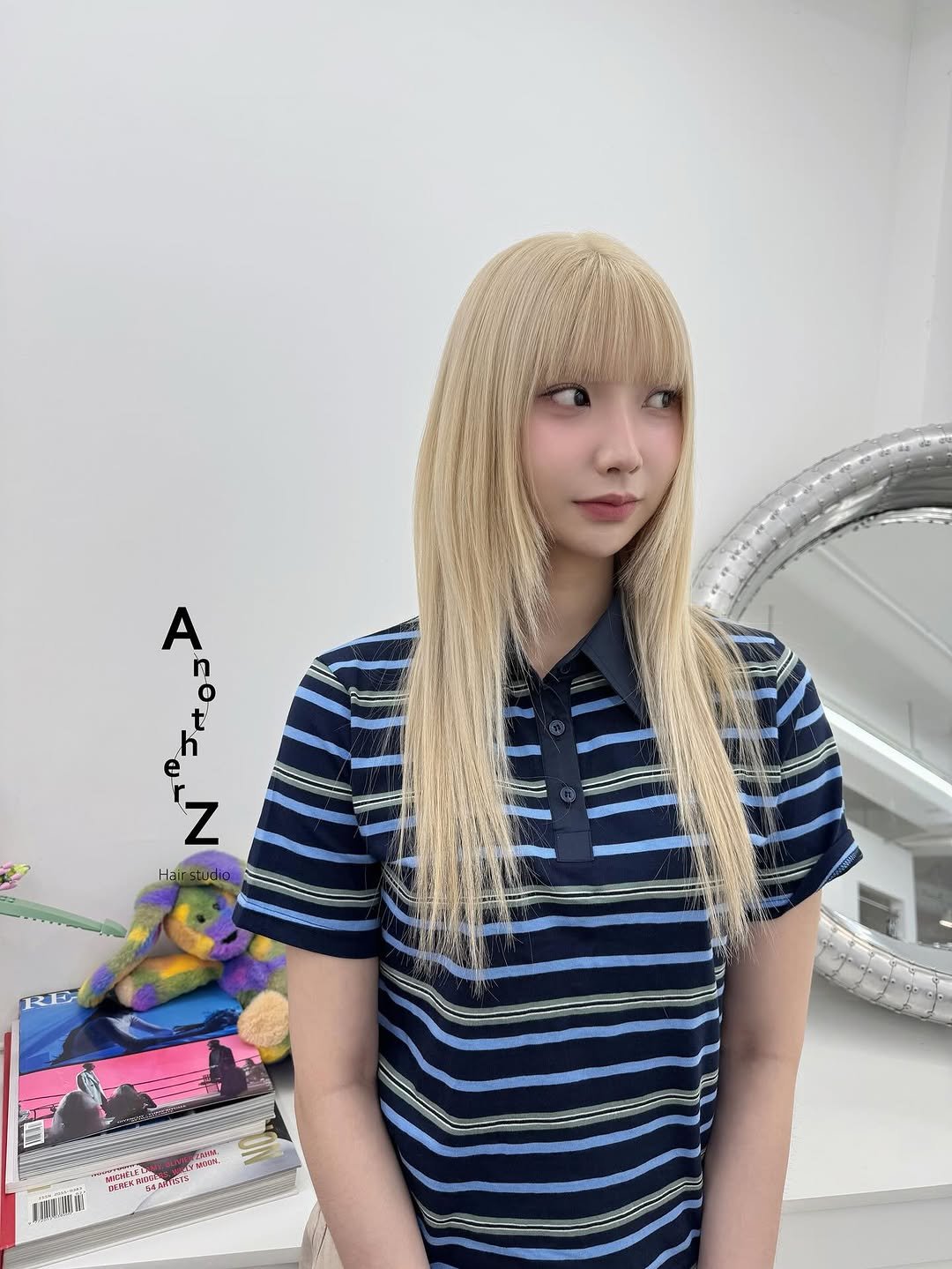Photo by 홍대미용실 어나더즈 신새벽 디렉터 | 염색 탈색 전문 발레아쥬 레이어드컷 on August 14, 2025. May be an image of 1 person, blonde hair, braids, bangs, top and text.