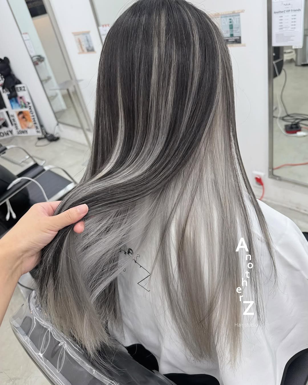 Photo by 홍대미용실 어나더즈 신새벽 디렉터 | 염색 탈색 전문 발레아쥬 레이어드컷 on July 23, 2025. May be an image of 1 person, blonde hair, braids, long hair and text.