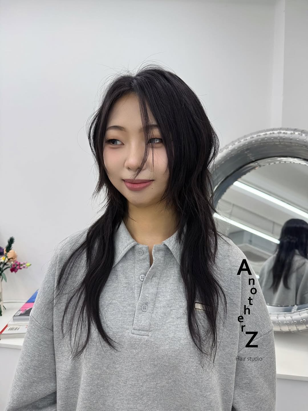 Photo by 홍대미용실 어나더즈 신새벽 디렉터 | 염색 탈색 전문 발레아쥬 레이어드컷 on November 09, 2025. May be an image of one or more people, braids, long hair and text.