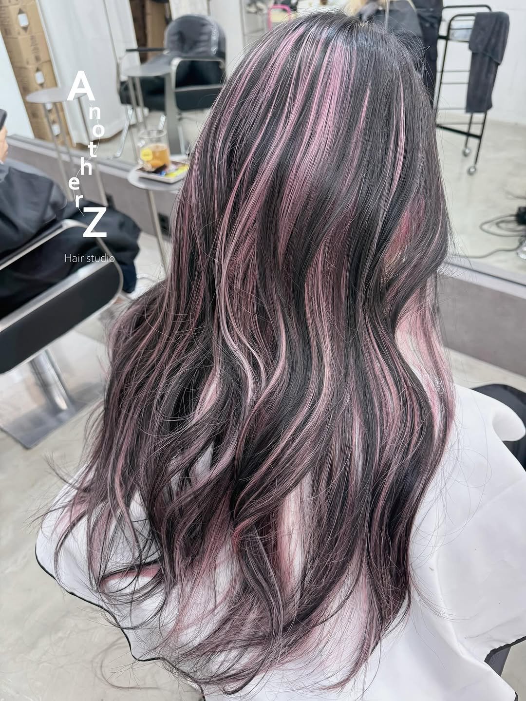 Photo by 홍대미용실 어나더즈 신새벽 디렉터 | 염색 탈색 전문 발레아쥬 레이어드컷 on August 08, 2025. May be an image of 1 person, braids, long hair and text that says 'E A A h e Z Hair lairstucio'.