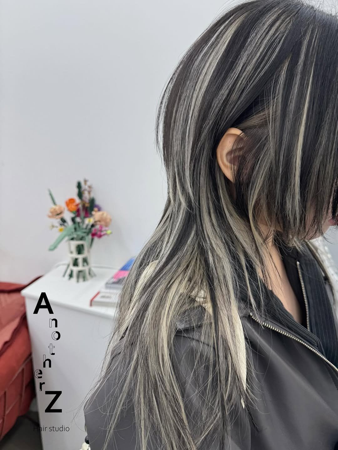 Photo by 수험생이벤트 홍대미용실 어나더즈 신새벽 디렉터 | 염색 탈색 전문 발레아쥬 레이어드컷 on December 24, 2025. May be an image of ‎one or more people, blonde hair, braids and ‎text that says '‎A ^ r_ ח O t በ e z irstudio‎'‎‎.