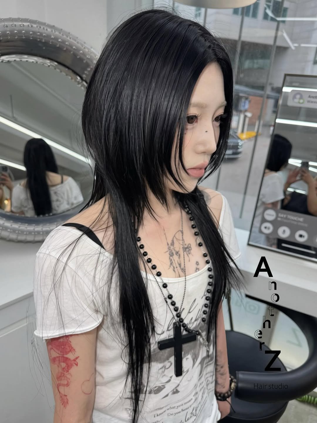 anotherz_saebyuk 게시물 이미지: 시그니쳐 락테일컷🎸

락시크 무드의 디자인컷 이에요 !

페이스 라인을 감싸는 단발...