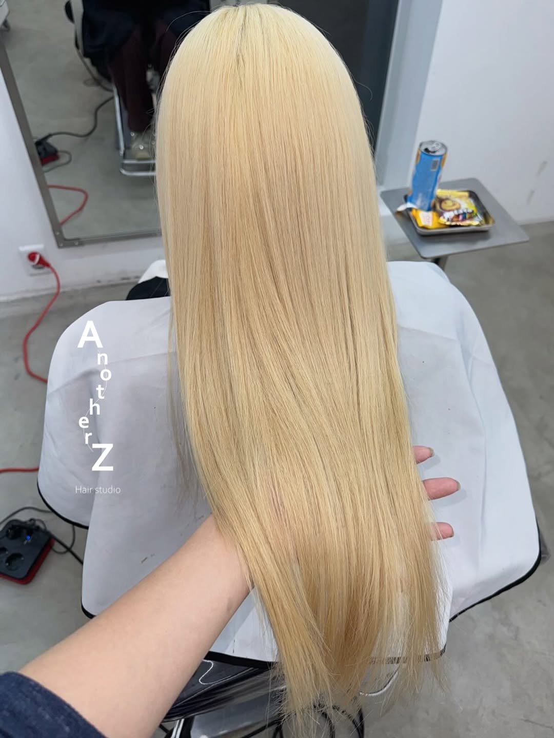 Photo by 수험생이벤트 홍대미용실 어나더즈 신새벽 디렉터 | 염색 탈색 전문 발레아쥬 레이어드컷 on December 14, 2025. May be an image of one or more people, blonde hair, braids, long hair and text that says 'LBA A n o t h e z Hairst Hair Hairstudio Hairstudio studio'.