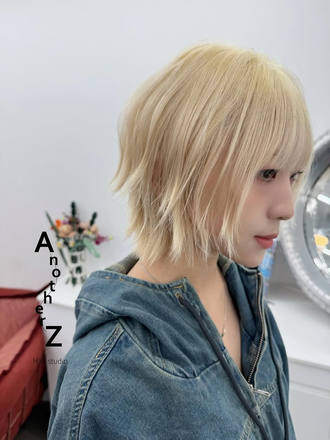 Photo by 홍대미용실 어나더즈 신새벽 디렉터 | 염색 탈색 전문 발레아쥬 레이어드컷 on September 25, 2025. May be an image of 1 person, blonde hair, braids and text that says 'A z studia'.