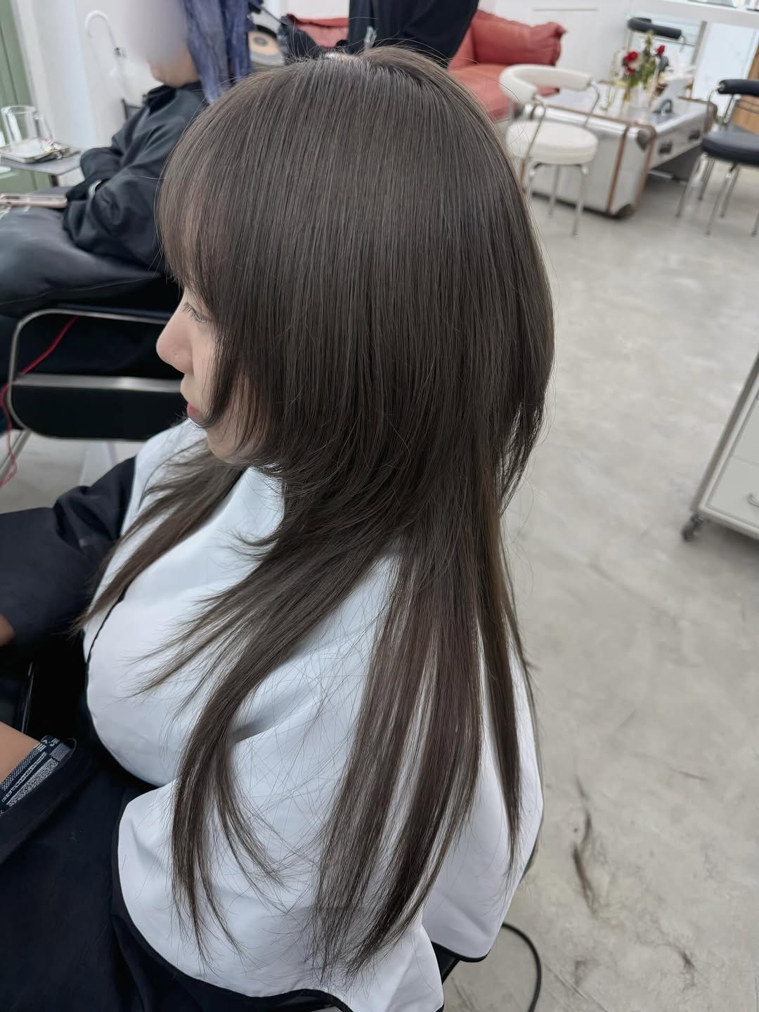 anotherz_saebyuk 게시물 이미지: 탈색없이 애쉬염색 🪽

하이레이어 시그니쳐 락테일컷과 함께 디자인해드렸어요:)
모발...
