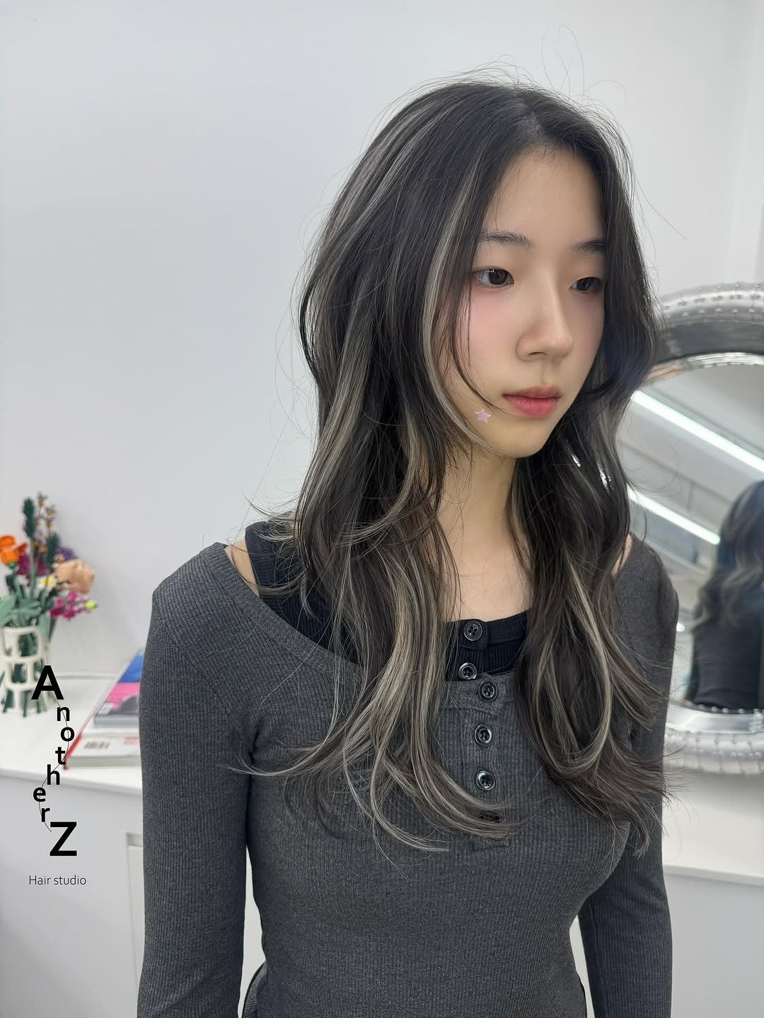 Photo by 홍대미용실 어나더즈 신새벽 디렉터 | 염색 탈색 전문 발레아쥬 레이어드컷 on November 16, 2025. May be an image of one or more people, braids, blonde hair, long hair and text that says 'የመ 0 ARRY t z Hair studio'.