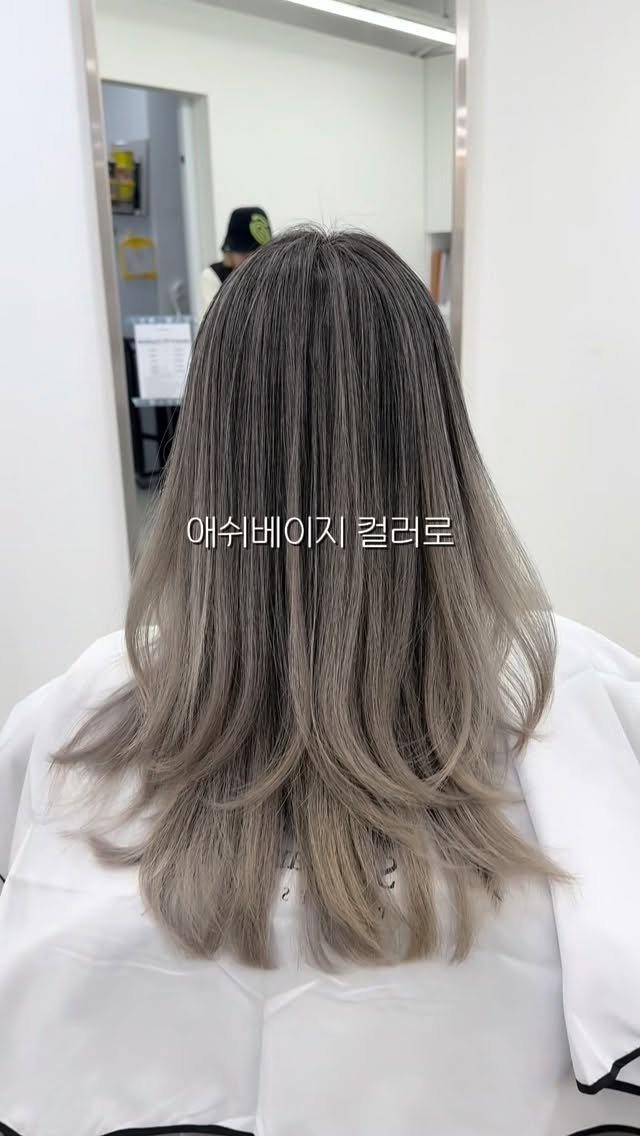 anotherz_saebyuk 게시물 이미지: 기존의 흰머리 형태에 맞게 연결하는 #고잉그레이 

흰머리 밀집도에 맞춰 시술하면...