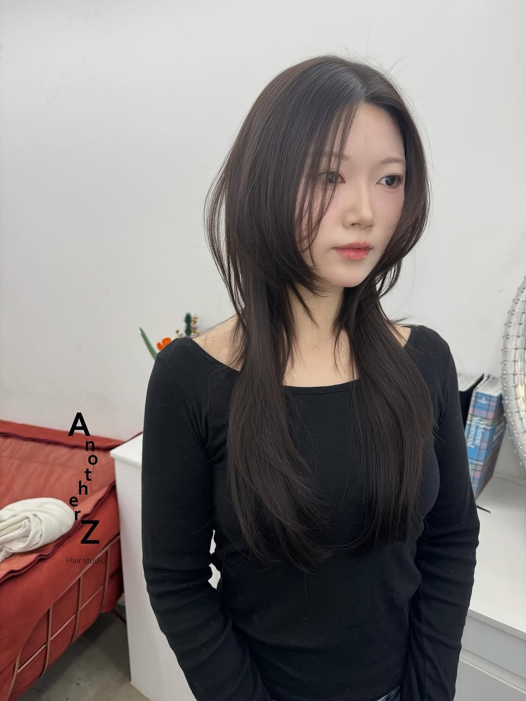 Photo by 홍대미용실 어나더즈 신새벽 디렉터 | 염색 탈색 전문 발레아쥬 레이어드컷 on November 05, 2025. May be an image of one or more people, braids, blonde hair, long hair and text.