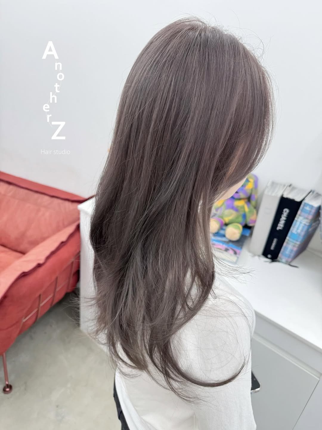 Photo by 수험생이벤트 홍대미용실 어나더즈 신새벽 디렉터 | 염색 탈색 전문 발레아쥬 레이어드컷 on December 20, 2025. May be an image of one or more people, braids, long hair and text that says 'A n o t h e z lairstudio lain HENANO'.