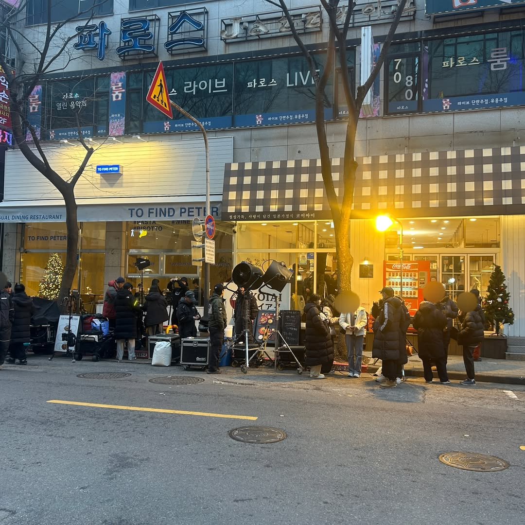 Photo by 안산소식(안산맛집/안산카페/안산맘/대부도/새솔동/시흥맛집) on December 27, 2025. May be an image of one or more people, signboard, street, crowd and text.