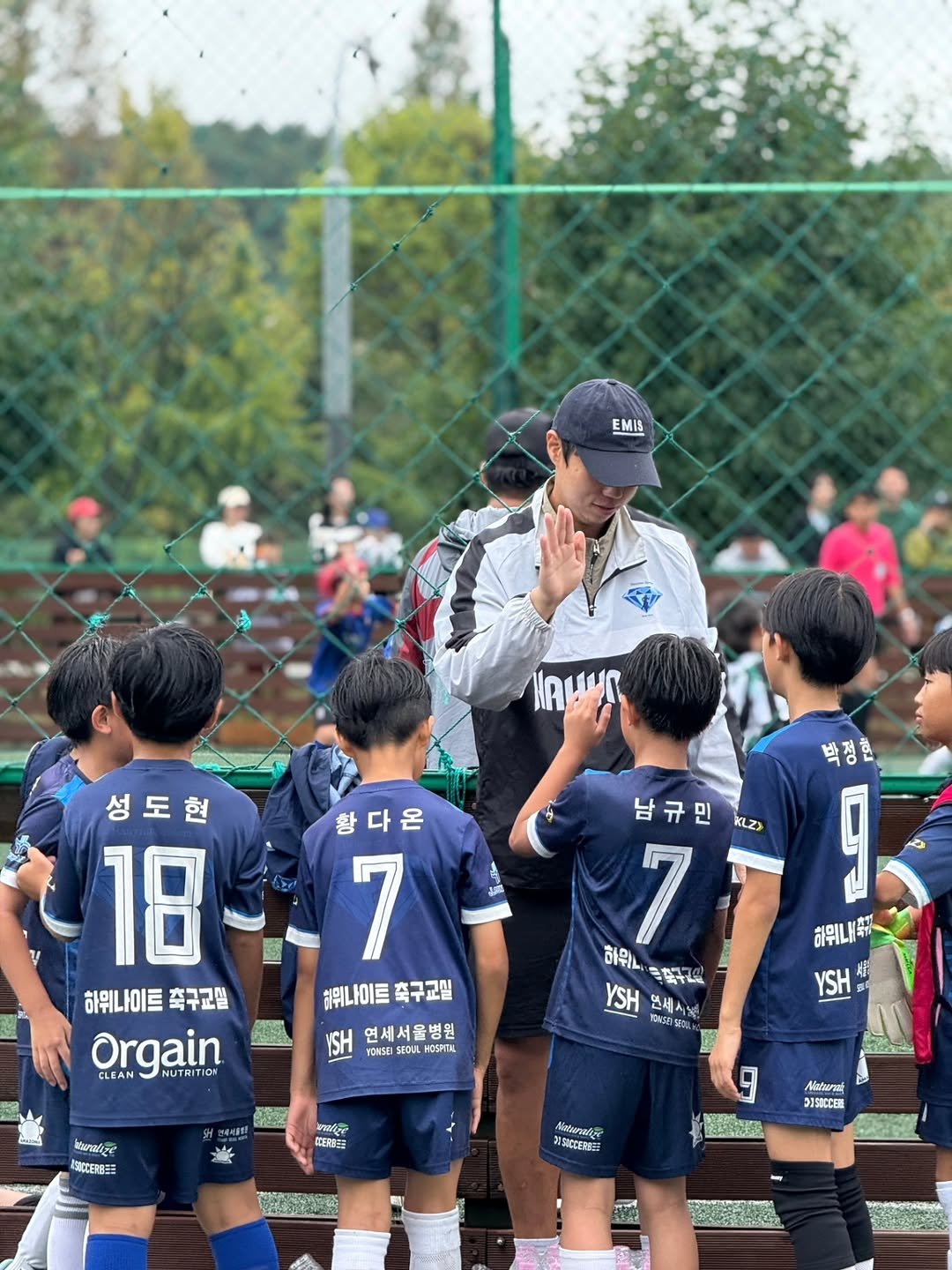 Photo by 안산소식(안산맛집/안산카페/안산맘/대부도/새솔동/시흥맛집) on September 29, 2025. May be an image of 5 people, people playing football, people playing soccer, sports equipment and text.