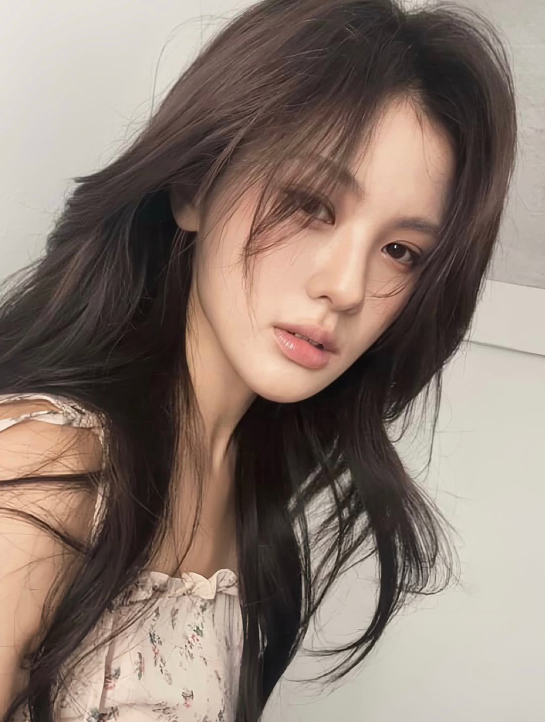 Photo by 성수동미용실 모어온 소현 [레이어드펌 긴머리웨이브] on September 29, 2025.