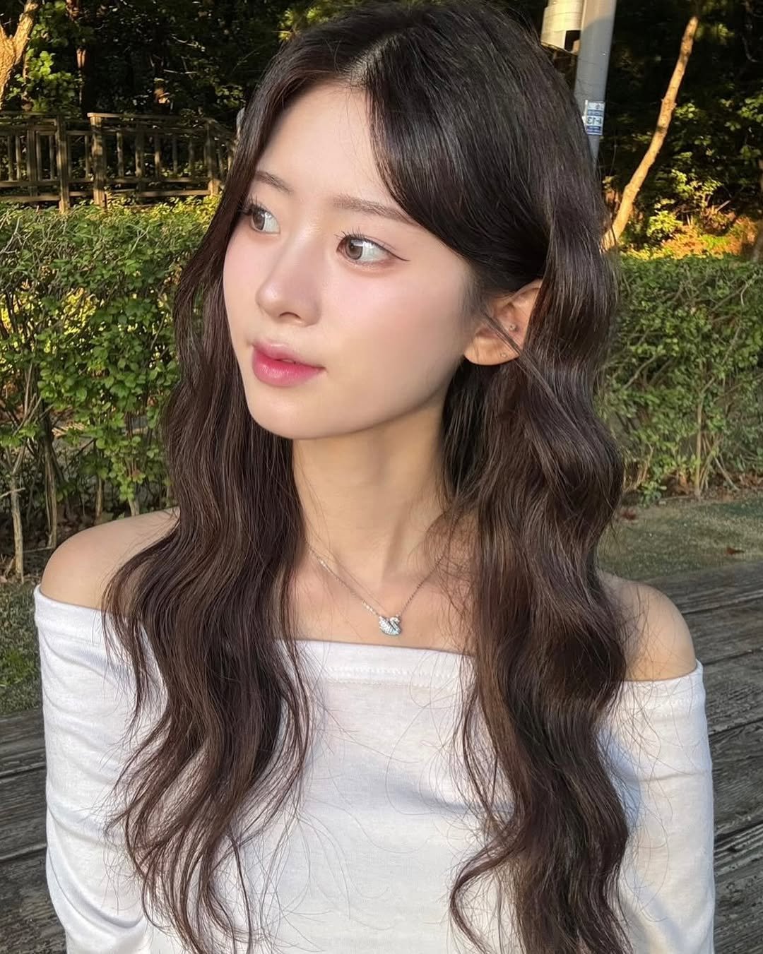 Photo by 성수동미용실 모어온 소현 [레이어드펌 긴머리웨이브] on November 24, 2025.