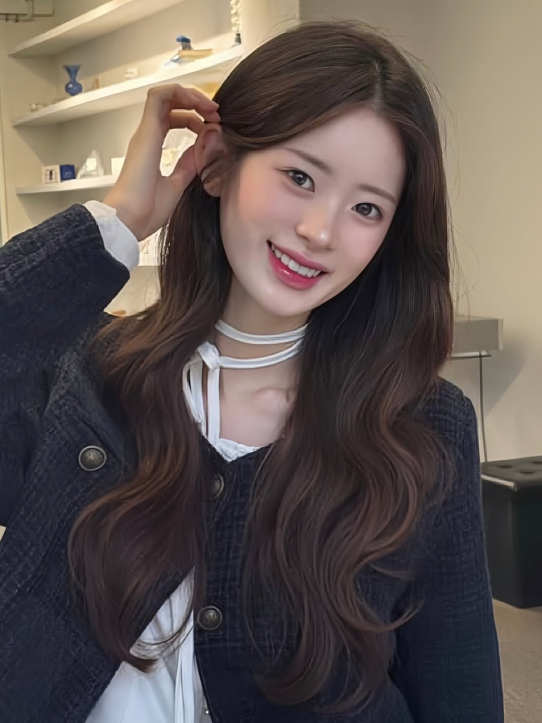 Photo by 성수동미용실 모어온 소현 [레이어드펌 긴머리웨이브] on October 03, 2025.