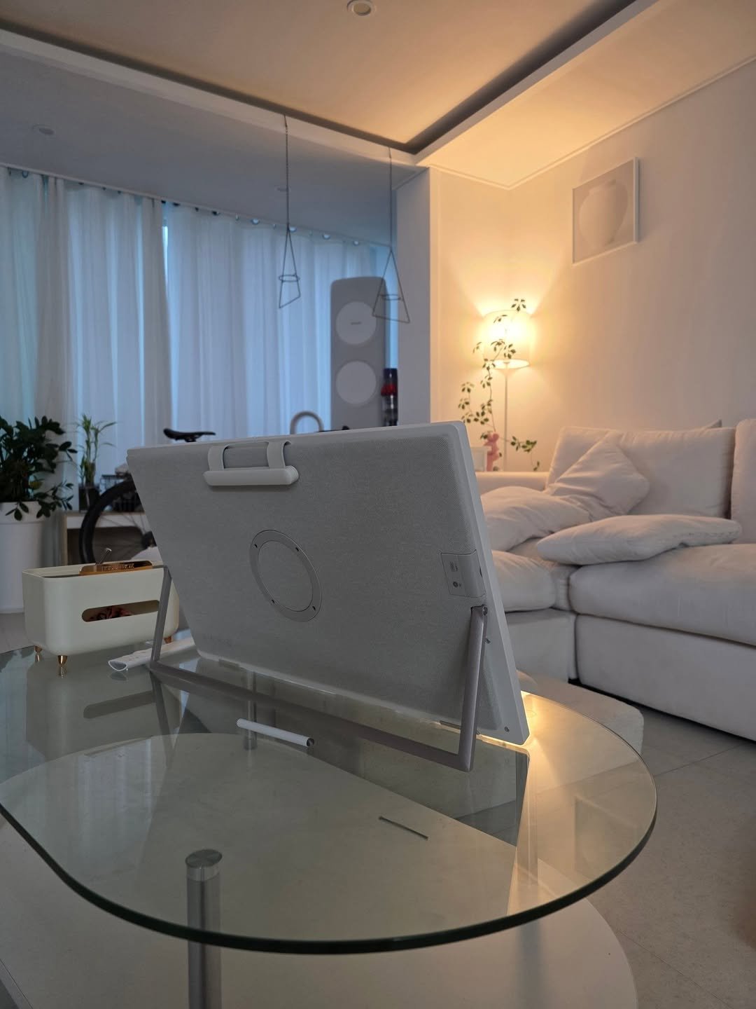 Photo by 앤웍🌿캠핑&여행 on September 29, 2025. May be an image of sink, armchair, sofa, chaise lounge, living room, indoors, bedroom and text.