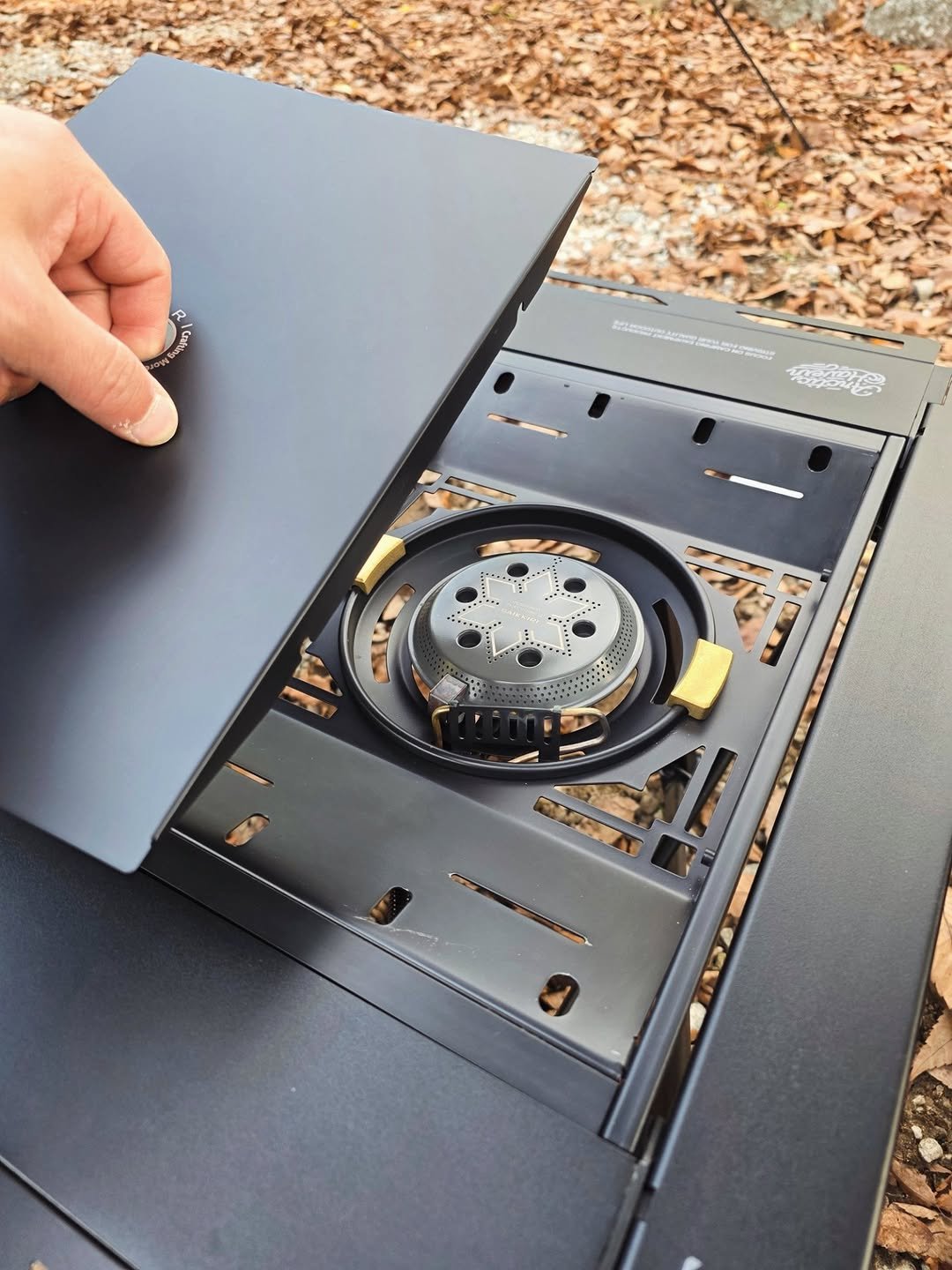 Photo by 앤웍🌿캠핑&여행 on October 22, 2025. May be an image of laptop, screen, stereo, circuit board, battery, printer and text.