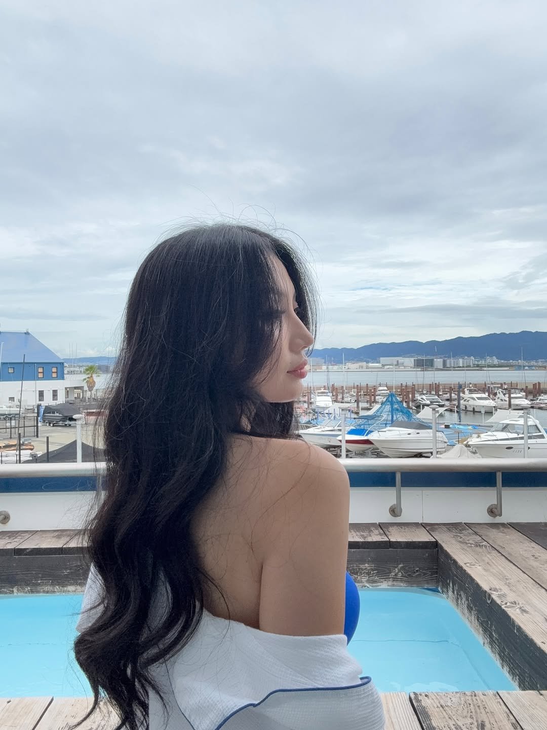 Photo shared by Anu Ujin on September 03, 2025 tagging @hokkomarina, and @superinfluencerawards_official. May be an image of one or more people, long hair, bath robe and pool.